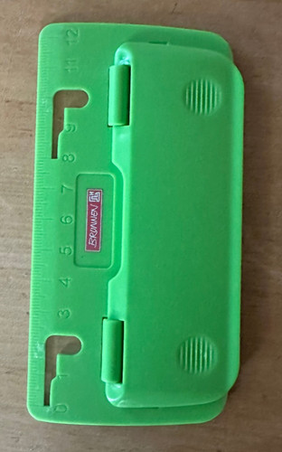 Taschenlocher und lineal - taschenlocher,